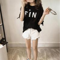 เสื้อผ้าแฟชั่น เสื้อยืดสไตล์เกาหลี แต่งลายแขนด้วยถักเปีย รุ่น FIN (สีดำ)