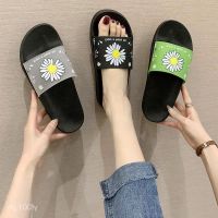 COD DSGRTYRTUTYIY New Stylish Slippers Womens Summer Wear Internet Celebrity Indoor Home Non-Slip Soft Bottom Transparent Flower Student Korean Style Sandals