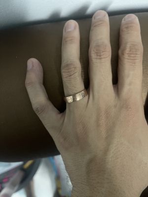 แหวน แหวน ยี่ห้อ ASAWA เป็นแหวน rosegold นะครับ ของแท้ ผมใส่เอง ขายเพราะซื้อมาผิดSize(ขนาด) มีแค่แหวนอย่างเดียวนะครับ เช็คที่ร้าน ASAWA ได้เลย ของแท้แน่นอน100เปอร์เซ็นต์