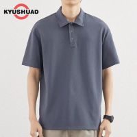 KYUSHUAD เสื้อโปโลปกแขนลำลองขาสั้นแบบหลวมของผู้ชายสีทึบง่ายสไตล์ฮ่องกงแขนครึ่งหลวมระบายอากาศ