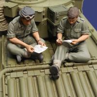 1/35 Resin Model figure GK Soldier, Letters Home - 2 Tank crew readings letters, Military theme, Unassembled and unpainted kit