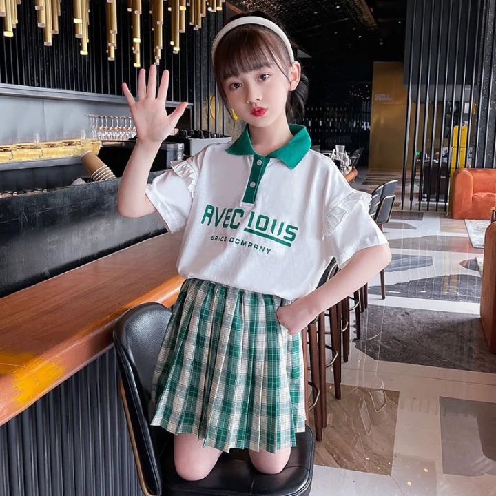 ชุดเดรสชุดแฟชั่นสไตล์เกาหลีสำหรับเด็กผู้หญิง-ชุดสองชิ้นเสื้อโปโลแขนสั้นตัวอักษรแฟชั่นฤดูร้อนชุดเดรสหน้าร้อนกระโปรงมีจีบนักเรียนสไตล์เกาหลี