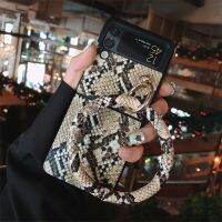 เคสโทรศัพท์ผู้หญิงสำหรับ Samsung Galaxy Z Z Flip 4 3 5G เคสหนัง PU เนื้องูพร้อมกำไลข้อมือใหญ่พิมพ์ลายงูแบบพกพา