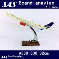 แอร์บัส A330-300บิ๊ก32เซนติเมตร SAS Scandianavian สายการบินเครื่องบินรุ่นของเล่นเครื่องบิน D Iecast พลาสติกอัลลอยเครื่องบินของขวัญสำหรับเด็ก