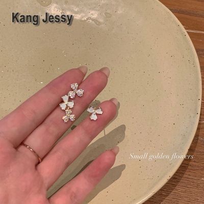 Kang Jessy 925 เข็มเงินประดับเพชรต่างหูดอกไม้สีขาวขนาดเล็กแบบอสมมาตรสำหรับผู้หญิง ins ต่างหูแบบเรียบง่ายเข้ากับทุกชุด