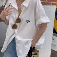 Prada เสื้อผู้หญิงอเมริกันแขนขาสั้นแบบลำลองหลวมเรียบง่ายอินเทรนด์ความยาวปานกลางปก
