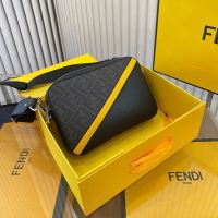 Fendi ใหม่ กระเป๋าหนังสะพายไหล่ ใส่กล้องได้ แฟชั่นสําหรับผู้ชาย 2023 dje