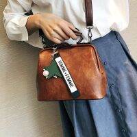 [Free ship] 2020 new stereotyped womens oil wax leather lock buckle retro doctor single shoulder Messenger wholesale