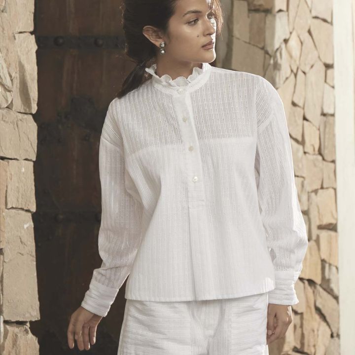 พร้อมส่ง-perana-เสื้อลูกไม้-riko-blouse-สี-ขาว-off-white-ทรง-oversized