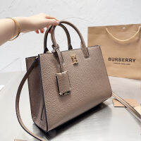 Burberry กระเป๋าถือของผู้หญิงแบบดั้งเดิมกระเป๋าเดินทางสไตล์ตามอารมณ์ Bag37สะพายหนังจากอิตาลี * 21ซม.