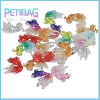 PETIBAG 84pcs อะคริลิค จี้ปลาทองที่มีสีสัน สายรุ้งสีรุ้ง 0.7x1inch เครื่องรางที่มีเสน่ห์ สำหรับทำเครื่องประดับ จี้ห้อยคอ สำหรับต่างหูสร้อยคอ