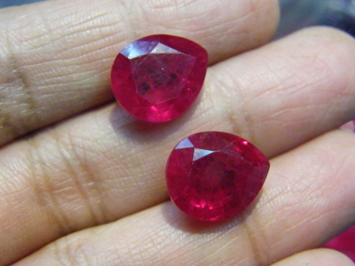 lab-made-created-ruby-top-gemstone-ทับทิมของเทียม-สีแดง-2-เม็ด-ขนาด-13x11-มิล-pear-18-กะรัต