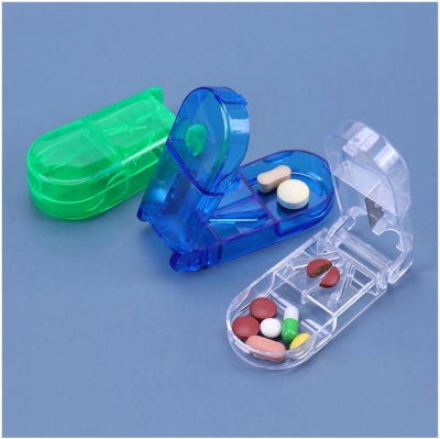 ที่หนีบยาเม็ดแบบพกพากล่องเก็บยาซากุระสีน้ำเงินตัวแยกเครื่องตัดยาเม็ดกล่องเก็บของเม็ดยาที่แบ่งยาเม็ด