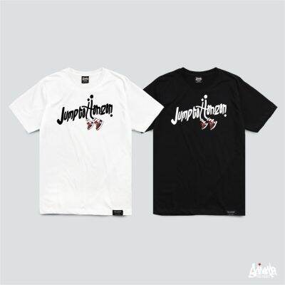 MiinShop เสื้อผู้ชาย เสื้อผ้าผู้ชายเท่ๆ Just Say Bad ® เสื้อยืดลาย รุ่น Jump ขาว ดำ ( ลิขสิทธิ์แท้ ) แขนสั้น เสื้อยืดชาย หญิง M L XL 2XL  TS เสื้อผู้ชายสไตร์เกาหลี