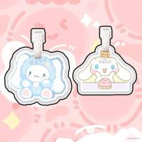 Ellen Sanrio Cinnamoroll แท็กกระเป๋าเดินทาง อะนิเมะ กระเป๋าเดินทาง กระเป๋าจี้การ์ตูน กระเป๋าเป้สะพายหลัง พวงกุญแจ ป้ายแขวน