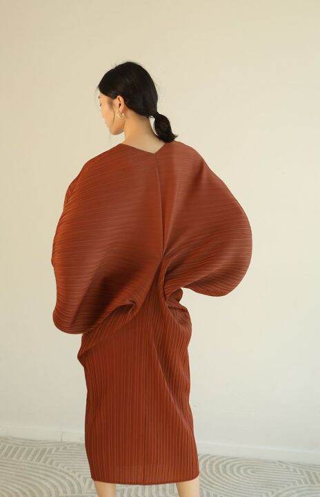 miyake-ชุดเดรสทรงหลวมจับจีบคอวีทรงหลวม-ชุดเดรสผู้หญิงแหวกแนวยืดหยุ่นไซส์ใหญ่พิเศษแขนปีกค้างคาว-x214