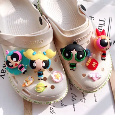 ﹊▼ Jibbits ชุดการ์ตูนน่ารัก The Powerpuff Croc Jibitz Bow Wine Bottle Shoe อุปกรณ์ตกแต่งหมูหมี Jibits Crocks สําหรับผู้หญิง รองเท้า Pins