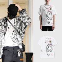 KPOP BTS ผ้าฝ้ายเสื้อยืด SUGA Raf Simons X ยิ้ม Hand-Illustrated โลโก้เดียวกันแขนสั้น TOP PLUS ขนาดหลวมผู้ชายและผู้หญิง TOP สไตล์เกาหลีแฟชั่นเสื้อลำลอง TEE