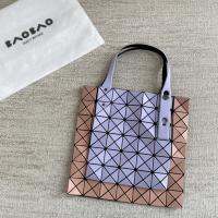 100% ของแท้  Issey Miyake/ PRISM KANGAROO 27CM ตารางกระเป๋าผู้ชายและผู้หญิงกระเป๋าสะพายข้างสีเดียว Messenger กระเป๋า