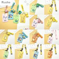 RUOHE จี้ตุ๊กตา Pikachu สายคล้องซองใส่บัตรตุ๊กตาการ์ดโปเกม่อนพลาสติกลายการ์ตูนซองใส่บัตรการ์ดเข้าถึงโซ่ปุ่มควบคุม