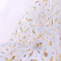 Golden Gilt Feather ตกแต่งตาข่ายโพลีเอสเตอร์ผ้าลูกไม้นุ่มสำหรับเบาะเบาะ160ซม. กว้างขายโดยเมตร