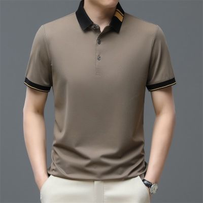 ชุดเสื้อโปโลสำหรับผู้ชายชุดทางการสำหรับฤดูร้อน Polo เสื้อยืดเสื้อแขนสั้นผ้าไหมน้ำแข็งสีพื้นแบบลำลองคอปกเสื้อลายทางเสื้อแฟชั่นเย็บปะติด
