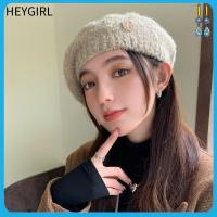 HEYGIRL หนาขึ้น หมวกถักนิตติ้ง ตุ๊กตาผ้าพลัฌ กันลม หมวกอุ่นๆ แฟชั่นสำหรับผู้หญิง ป้องกันหู หมวกเบเร่ต์ ฤดูใบไม้ร่วงและฤดูหนาว