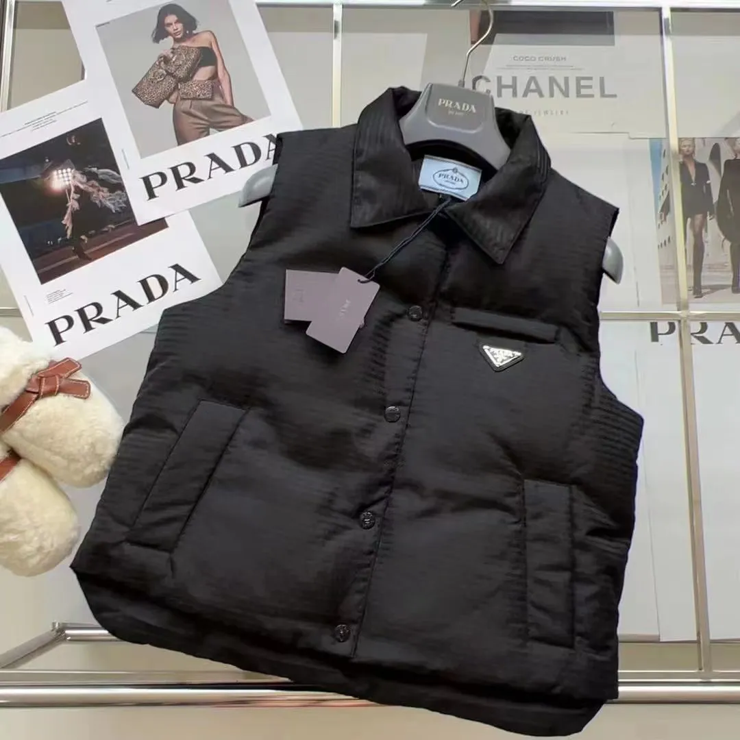 Prada Áo Vest Joker Không Tay Ấm Áp Có Ve Áo Hình Tam Giác 2023ss Cho Nam  Và Nữ. 