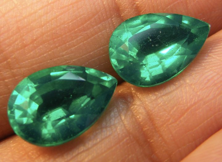 สีเขียวมรกต โทพาส GREEN TOPAZ  E PEAR หยดน้ำ 12X16MM 2 PCS