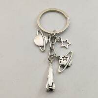 1pcs Antique Silver Space Rocket Planet Spaceship Pendant key chains key ring Metal Gift For Friends Jewelry Gifts