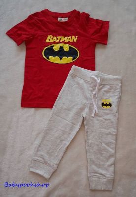 H&M : ชุดเซ็ท เสื้อแขนสั้น สีแดง มา พร้อมกางเกงขายาวสีเทา ลาย batman