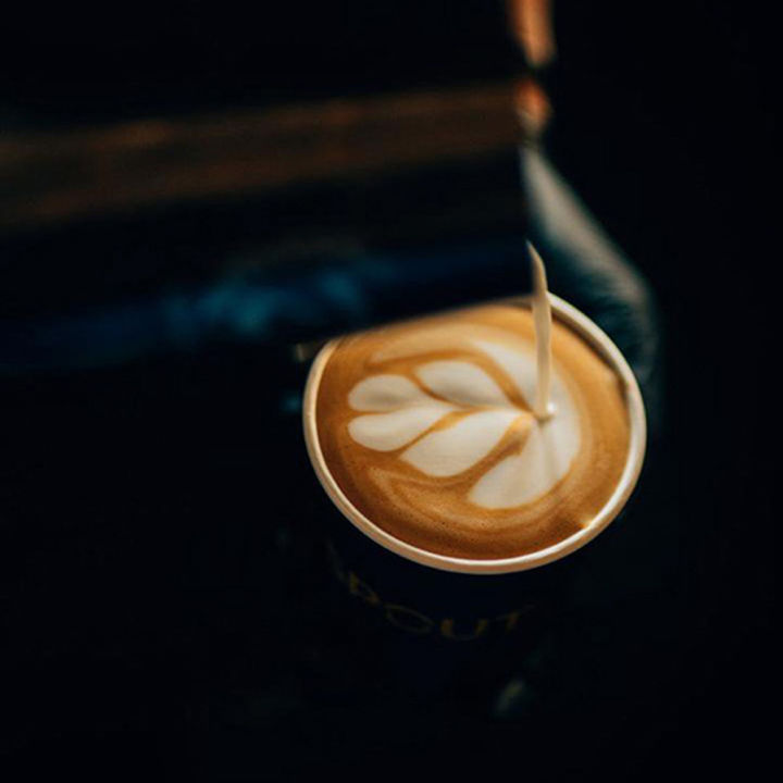 แก้วฝาอะลูมิเนียมสำหรับขวดด้วยมือสีดำสำหรับร้านกาแฟกาแฟสำหรับซื้อกลับ