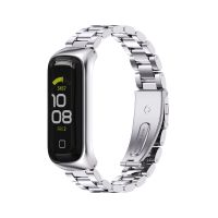 【สต๊อกพร้อม】สายนาฬิกาข้อมือโลหะเหล็กสแตนเลสสตีลลูกปัดสามตัว Samsung Galaxy Fit 2ตัว (สีเงิน)