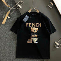 Fendi เสื้อยืดฤดูร้อนใหม่การ์ตูนหมี Multi-Craft Fusion แฟชั่นตัวอักษรพิมพ์เสื้อยืดแขนสั้นคอกลมธรรมดา SPOT