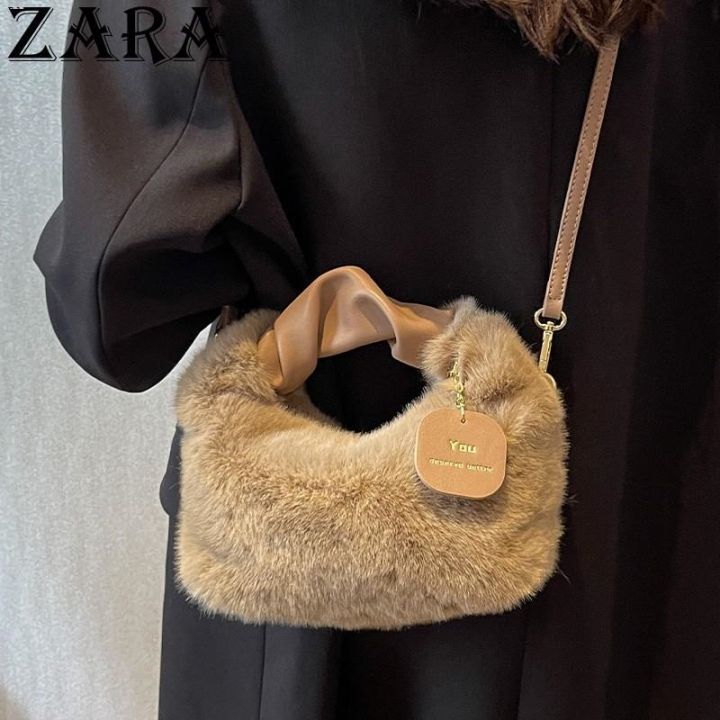 zara-กระเป๋าผู้หญิงขนยาว2022ฤดูใบไม้ร่วงและฤดูหนาวใหม่-กระเป๋าผ้ากำมะหยี่มือถือขนสัตว์มีความรู้สึกหรูหราแสงระดับกระเป๋าทรงแมสเซ็นเจอร์ขนาดเล็กพอดี