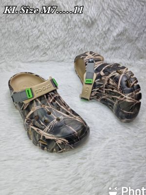 Crocs 2023 รูปแบบใหม่ Camo ชายหาดรองเท้าพักผ่อนกลางแจ้งชายหาดรองเท้าแตะรองเท้าแตะ