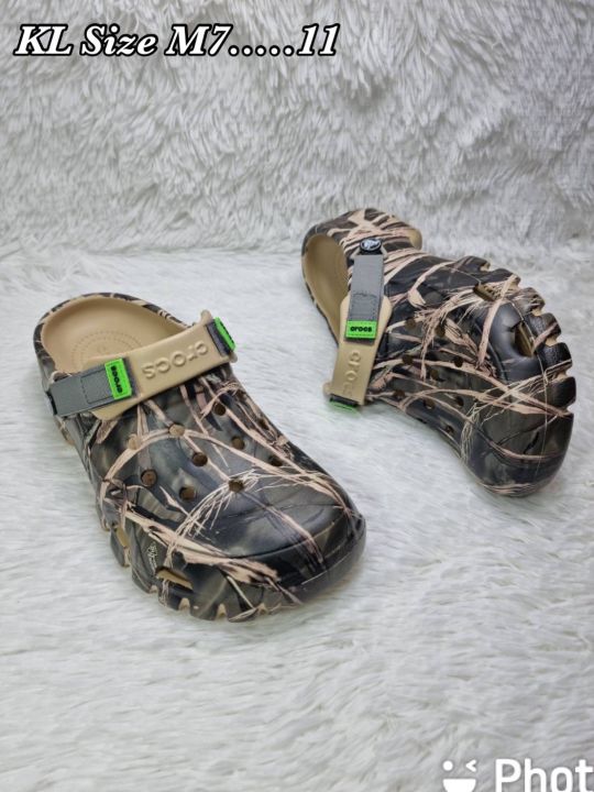 crocs-2023-รูปแบบใหม่-camo-ชายหาดรองเท้าพักผ่อนกลางแจ้งชายหาดรองเท้าแตะรองเท้าแตะ