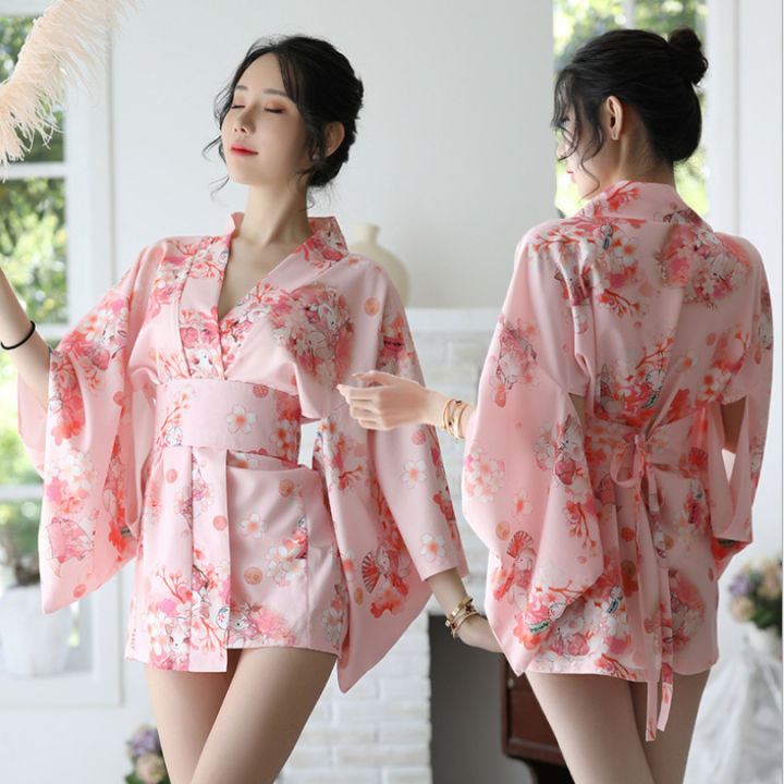 Kimono Hồng Hoa Anh Đào: Lời khen ngợi vô vàn cho tuyệt phẩm kimono hoa anh đào màu hồng đầy quyến rũ, mang đến cho bạn không gian cổ điển, lãng mạn và tươi mới. Cùng xem hình ảnh này và choáng ngợp trước vẻ đẹp của trang phục kimono huyền thoại.