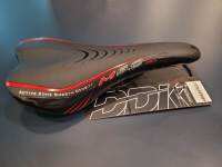 DDK530 M5.0 PRO MISSION SADDLE BLACK-RED