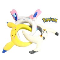 【Creative Dream Works】 TAKARA TOMY โปเกมอนตุ๊กตา Pikachu อะนิเมะบัตรตุ๊กตาออกของเล่น Kawaii Mimikyu Sylveon โปเกมอนตกแต่งผมวงของขวัญสำหรับสาวๆ