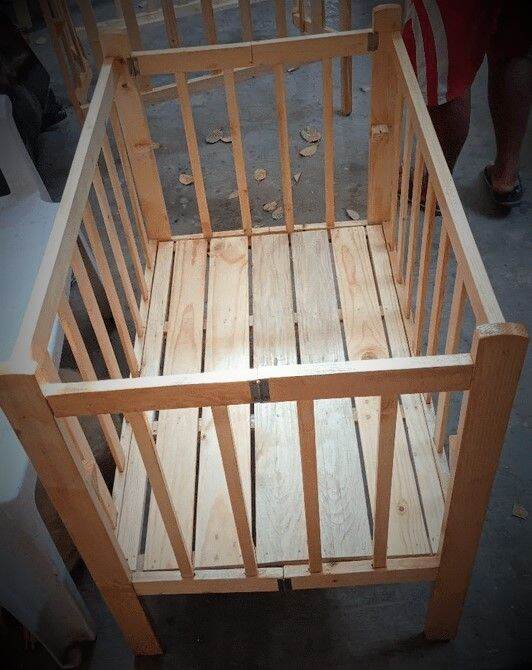 wooden crib 22x36 inches adjustable floor up and down and foldable