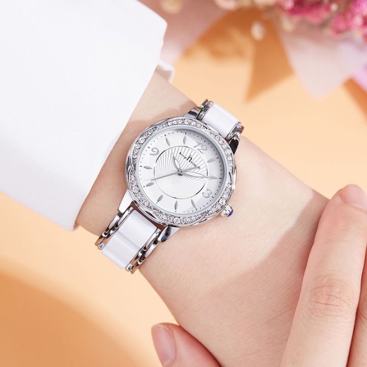 นาฬิกาผู้หญิงเซรามิกตัวล็อกแบบผีเสื้อสายเหล็กนาฬิกาผู้หญิงกันน้ำเรืองแสงสินค้าใหม่หรูหรา
