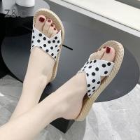 2022 New Sandals Womens Summer Fashion Outside Wearing Flat-Bottom Trend Beach Soft House Shoes Flip Flops Girls Korean version