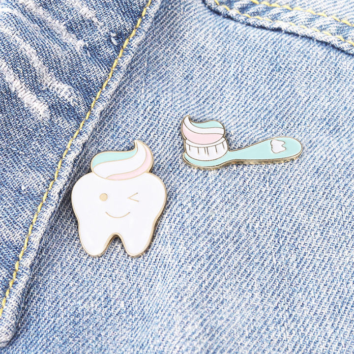 veli-shy-หมุดเคลือบฟันและแปรงสีฟัน-เข็มกลัดรูปฟันยิ้มยิ้มป้ายทันตแพทย์