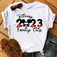 การ์ตูน Mickey Minnie พิมพ์เสื้อยืดผู้หญิง Kawaii ดิสนีย์2023 Family Trip กราฟิก Tees Harajuku Anime เสื้อยืดท็อปแบบตัวสั้น Tshirt หญิง