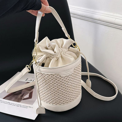 กระเป๋าถือของผู้หญิงทำจากฟางกระเป๋าทรงถังเย็บหนัง PU แบบเรียบง่ายพกพาสะดวกปรับสายได้สำหรับวันหยุดสุดสัปดาห์
