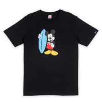 Mouse Men Surfs Up T-Shirt - เสื้อผู้ชายลายมิกกี้เมาส์ลายเซิร์ฟบอร์ด สินค้าลิขสิทธ์แท้100 characters studio ไม่ต้อง เสื้อยืดคอกลมผ้าฝ้าย