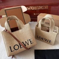 Loewe กระเป๋าผู้หญิงลายหญ้าตะกร้าผักถุงช้อปปิ้งทอแมสเซ็นเจอร์สะพายไหล่กระเป๋าถือสำหรับเดินทางแบบขี้เกียจ