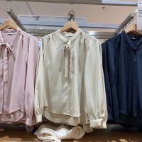 Uniqlo เสื้อผ้าสตรี2022ใหม่ฤดูใบไม้ผลิเสื้อคอปกผูกโบว์ซาตินห้องลองเสื้อริบบิ้นริบบิ้นเสื้อแขนยาว G450401ใจกว้าง