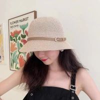 Topi Bucket สำหรับผู้หญิงหมวกแก็ปผู้หญิงหมวกบังแดดใหม่ผ้าลินินเรียบง่ายระบายอากาศสดชื่นสดชื่นเดินทางฤดูร้อนครีมกันแดดริบบิ้นกันแดดหมวกฟางพับได้ตกแต่ง